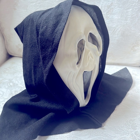 Scream glow in the dark scary Halloween mask with hood - Picture 2 of 3